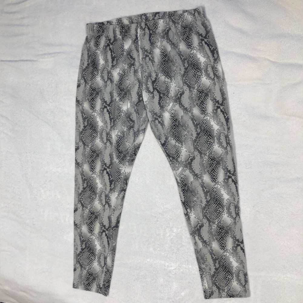 5 for $10 No Boundaries EUC Gray Snakeskin Leggings size XL(15-17)